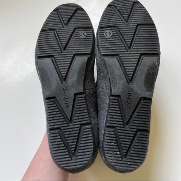 NEW Men’s Vionic Charcoal Grey Tompkin Flannel Loafer Slipper - Picture 2 of 8